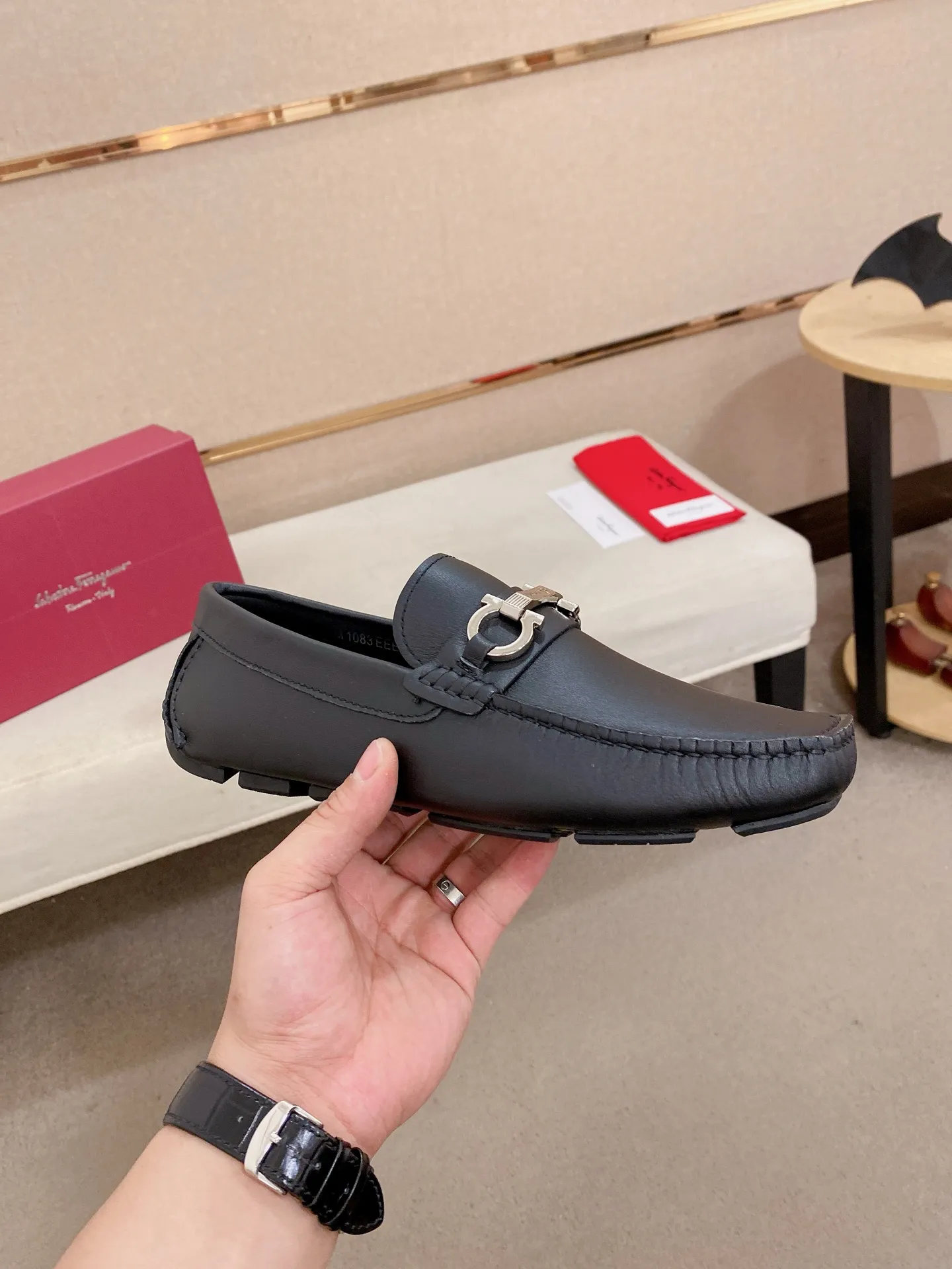 Men's shoes💰: 540💰High-end quality! Ferragamo🆕🆕Exclusive hot-selling products in stock🔥🔥New products on the shelves, high-quality Ferragamo men's pea shoes, high-end casual driving shoes, with complete packaging! 💪 💪 Material: imported first-layer pebbled cowhide 🐂 + imported high-quality water-dyed cowhide lining + wear-resistant outsole 👍🏻👍🏻 Features: high-end and comfortable, purely handmade 🚀 🚀 Create the perfect shoe that suits you best 🔥 🔥 Size: (38-44) 45 standard size can be customized!